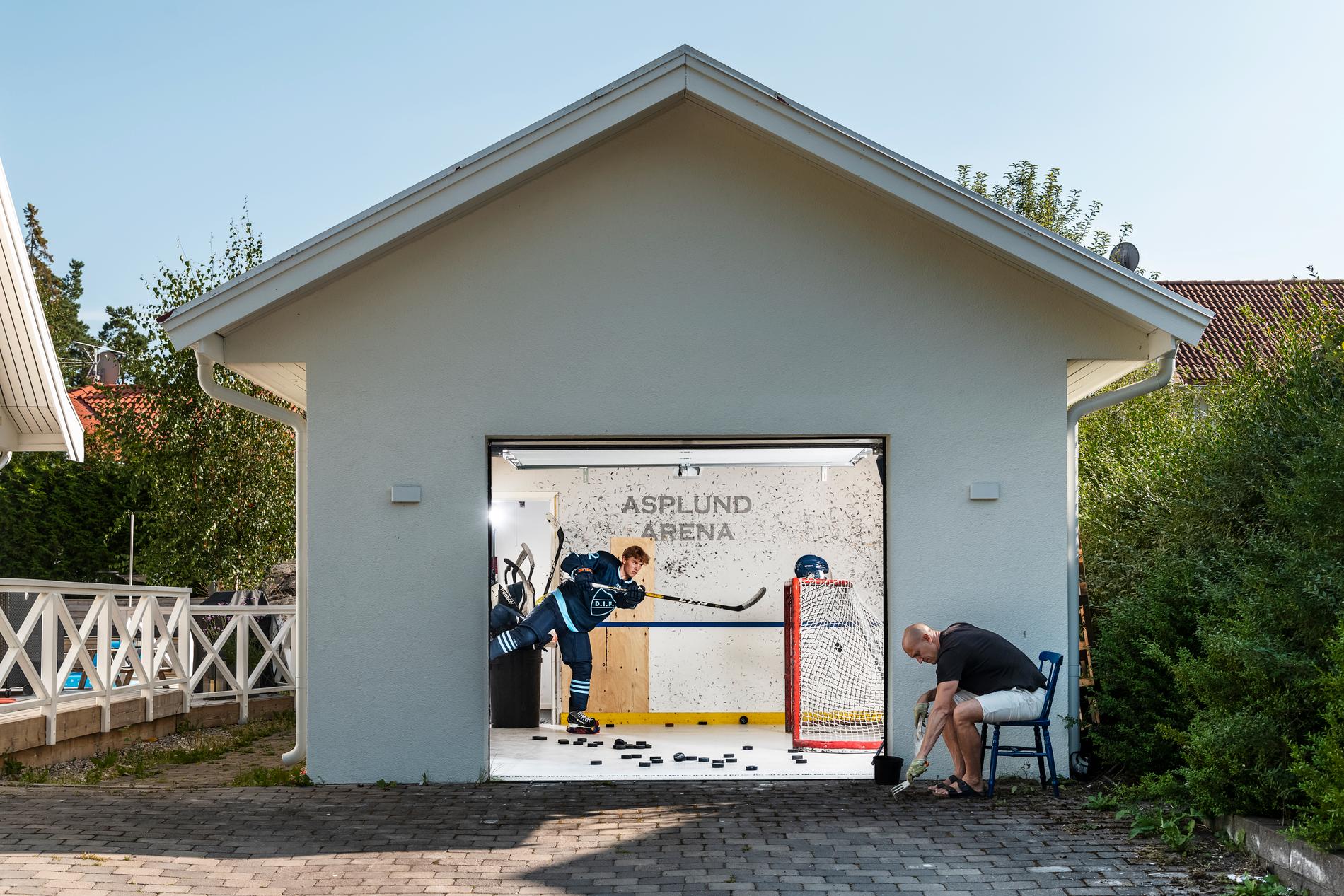 Christian ”Fimpen” Eklund har byggt om sitt garage till en hockeyrink, där alla ungdomar i området får träna upp sina färdigheter.