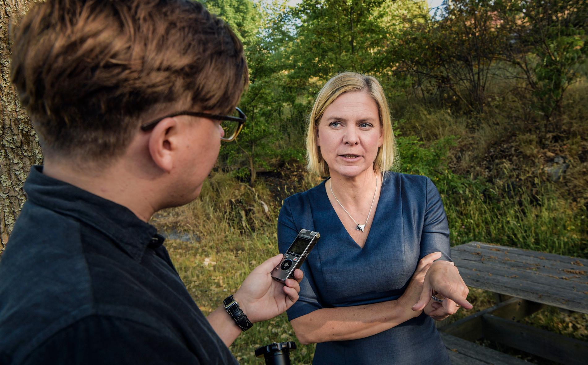 Finansminister Magdalena Andersson intervjuas av Aftonbladets John Granlund. 