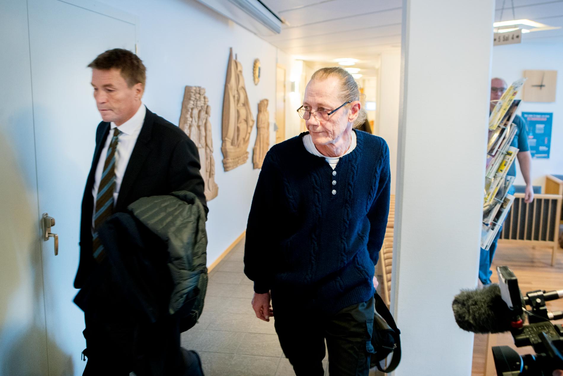 Richard, 63, är misstänkt för dråp mot sin ME-sjuka hustru. Han företräds av advokat Thomas Bodström.