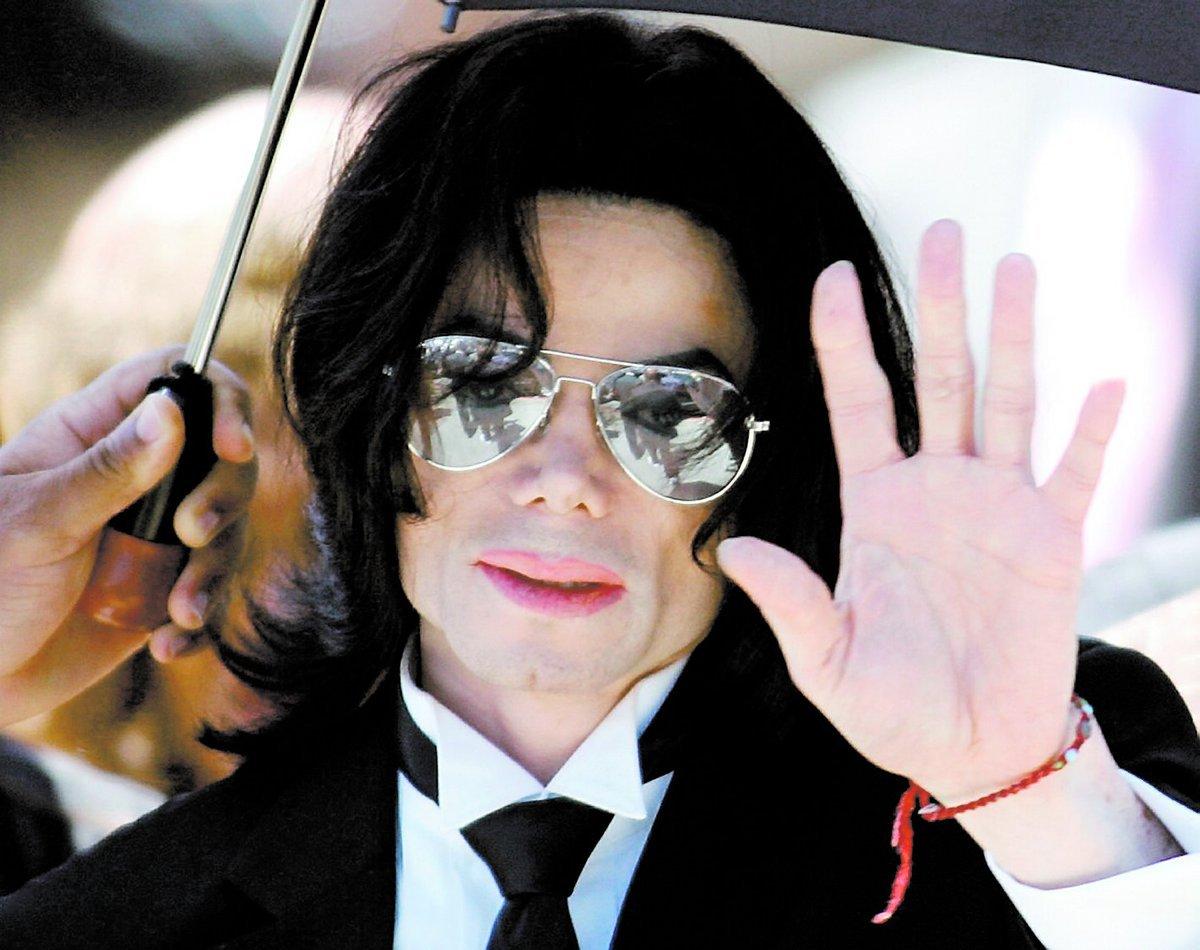 blev 50 år Michael Jackson drabbades av hjärtstillestånd i sitt hem. När hans barn såg honom ligga alldeles stilla trodde de att det var en lek – och att han snart skulle hoppa upp igen.
