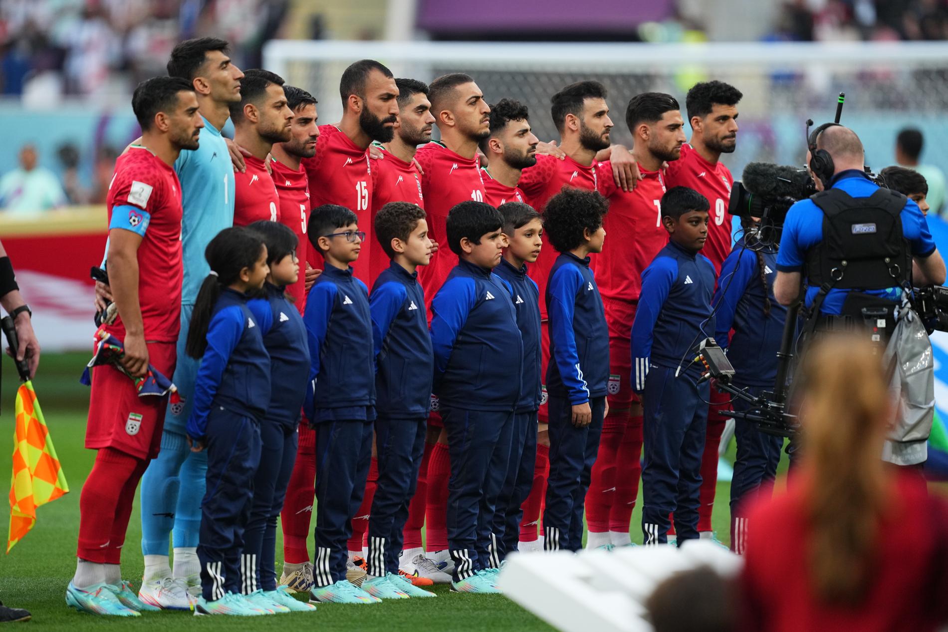De iranska landslaget vägrade att sjunga nationalsången i öppningsmatchen mot England i fotbolls-VM.
