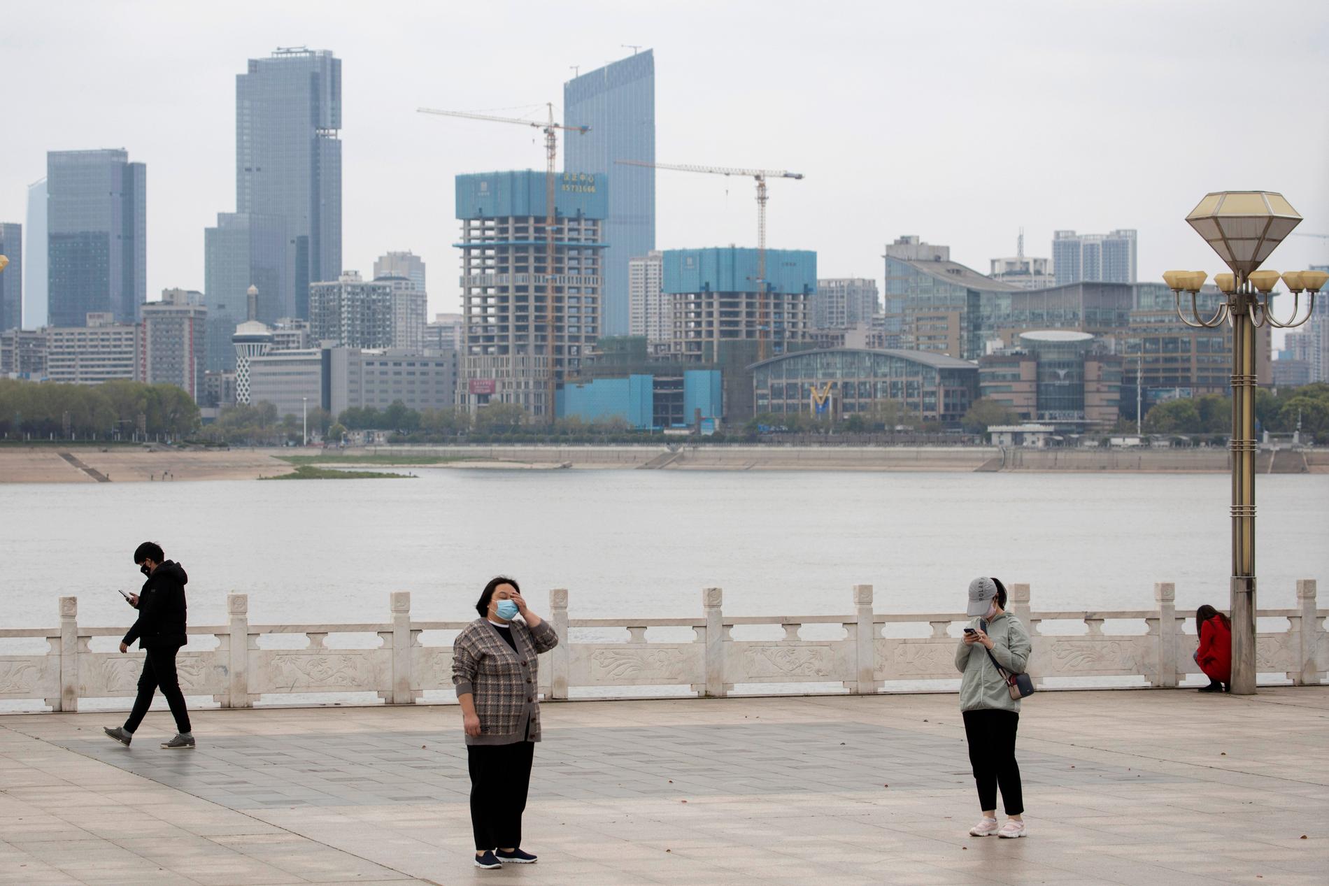 Invånarna i Wuhan iakttar social distansering. Bild från 1 april.