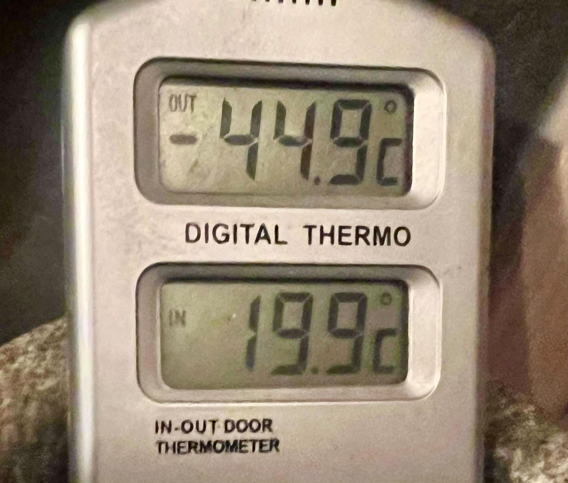 Termometern i Kvikkjokk på tisdagskvällen. Den privata termometern visade ännu lägre än det köldrekord som mättes upp av SMHI. 