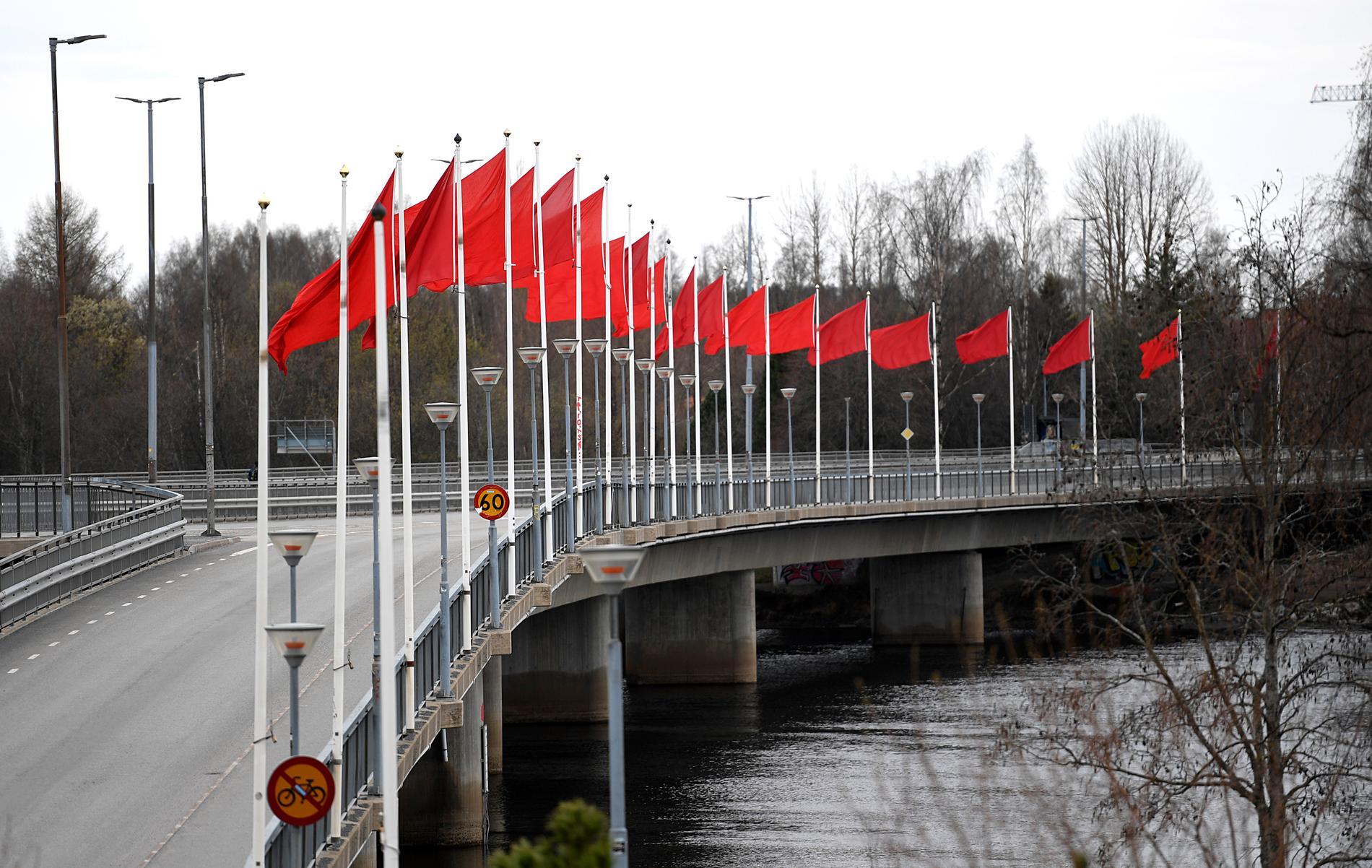 Röda flaggor som tidigare anklagats för att föra tankarna till Sovjet hälsar Stefan Löfven välkommen till Umeå på första maj.