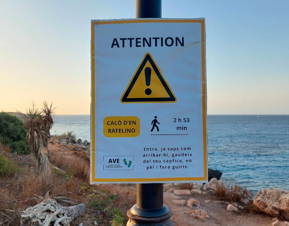 I den katalanska texten välkomnas besökare att njuta av stranden.