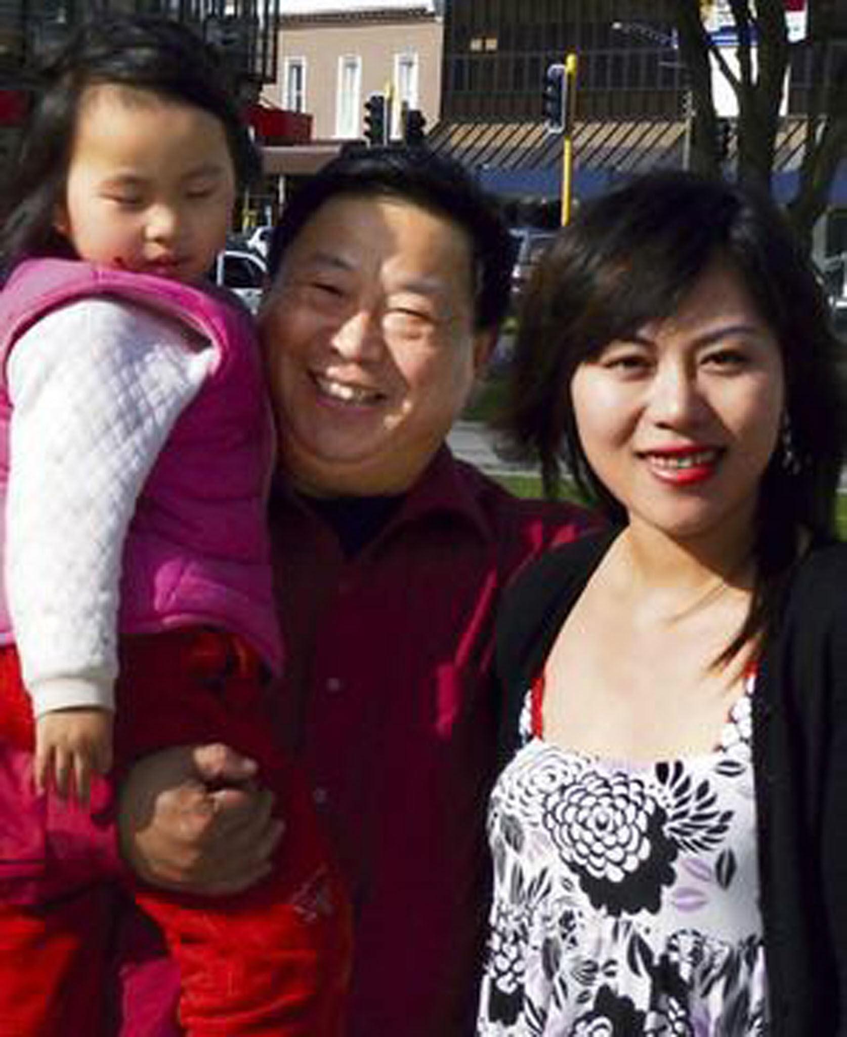 Misshandlade familjen Lilla Qian, pappa Nai Yin Xue och mamma Annie Xue Liu. På bilden ser de lyckliga ut men nu framkommer nya uppgifter om att det förekom misshandel i familjen.