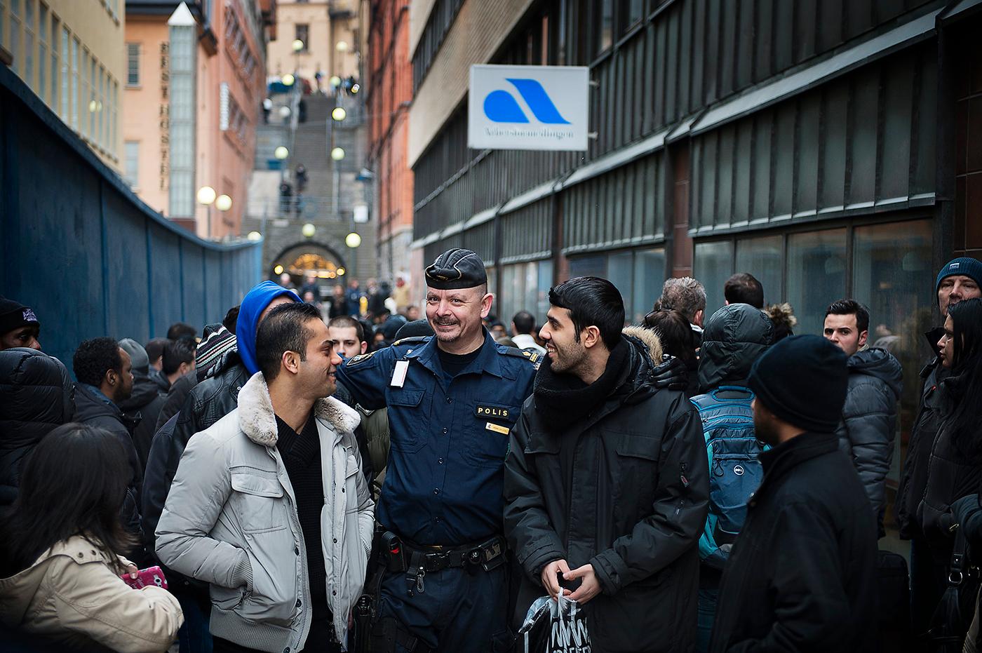 MASSINBJUDAN Just nu står 433 100 människor utan arbete i Sverige. Den här bilden togs när Arbetsförmedlingen av misstag råkade bjuda in alla arbetslösa i Stockholm, 61 000 personer (14% av Sveriges arbetslösa), till en rekryteringsmässa.