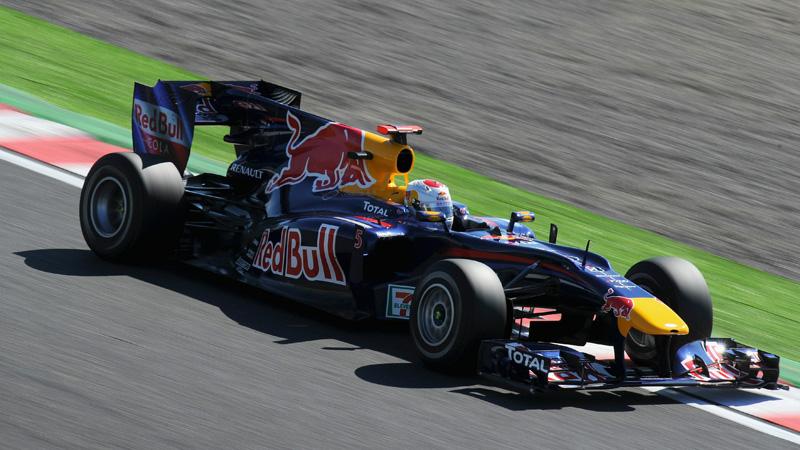 Sebastian Vettel startar i pole position på Suzukabanan. De båda Red Bull-bilarna var snabbast i kvalet.