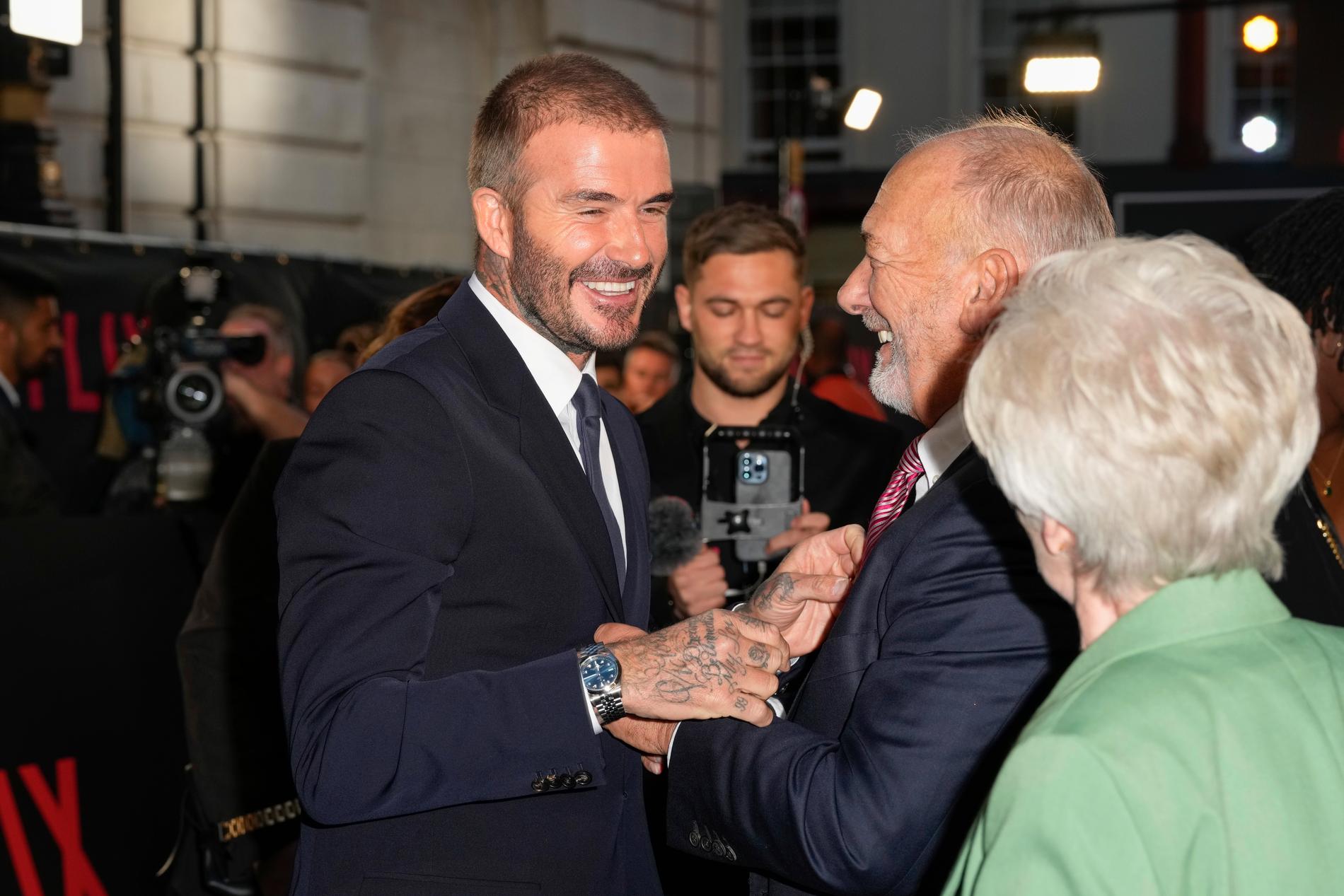 David Beckham rättar till sin pappas slips. 