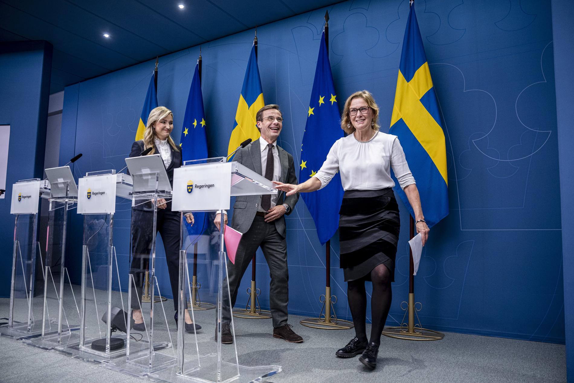 Energi- och näringsminister Ebba Busch (KD), statsminister Ulf Kristersson (M) och Svenska kraftnäts generaldirektör Lotta Medelius-Bredhe på en pressträff om elstödet.