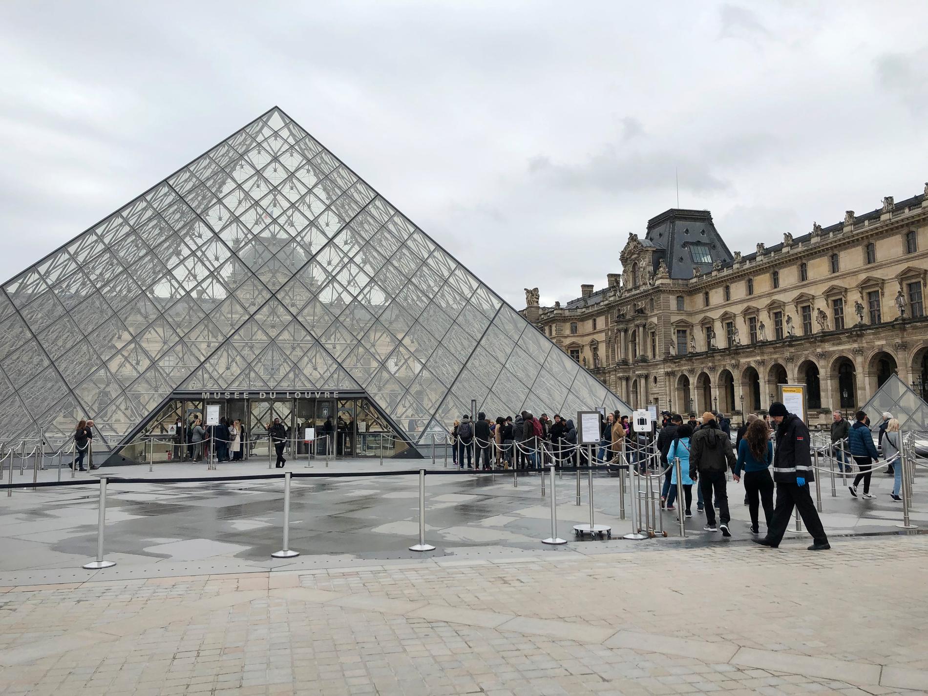 Kön in till Louvren i Paris är betydligt kortare än normalt när många turister väljer att stanna hemma på grund av coronaviruset.