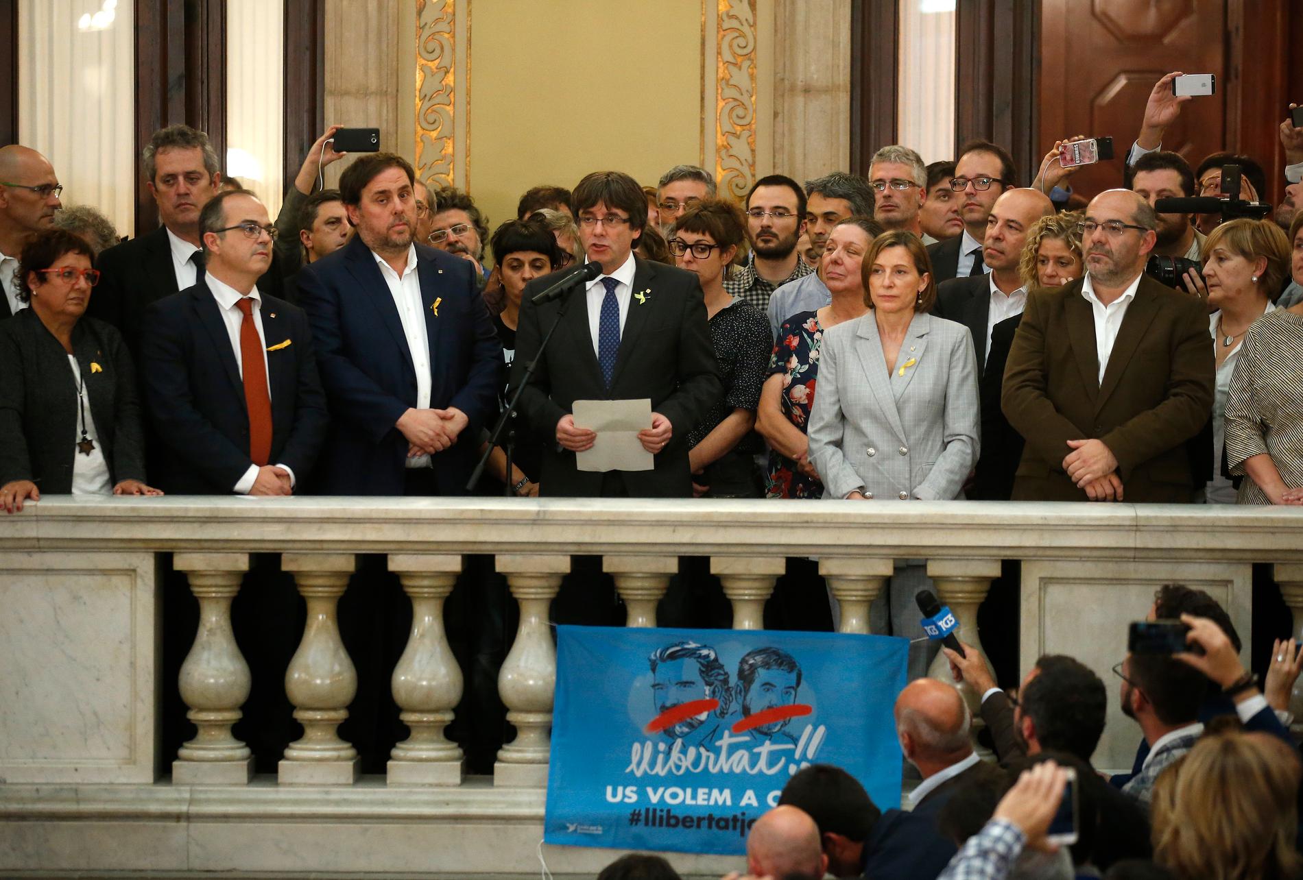 Kataloniens president Carles Puigdemont håller tal efter självständighetsdeklarationen.