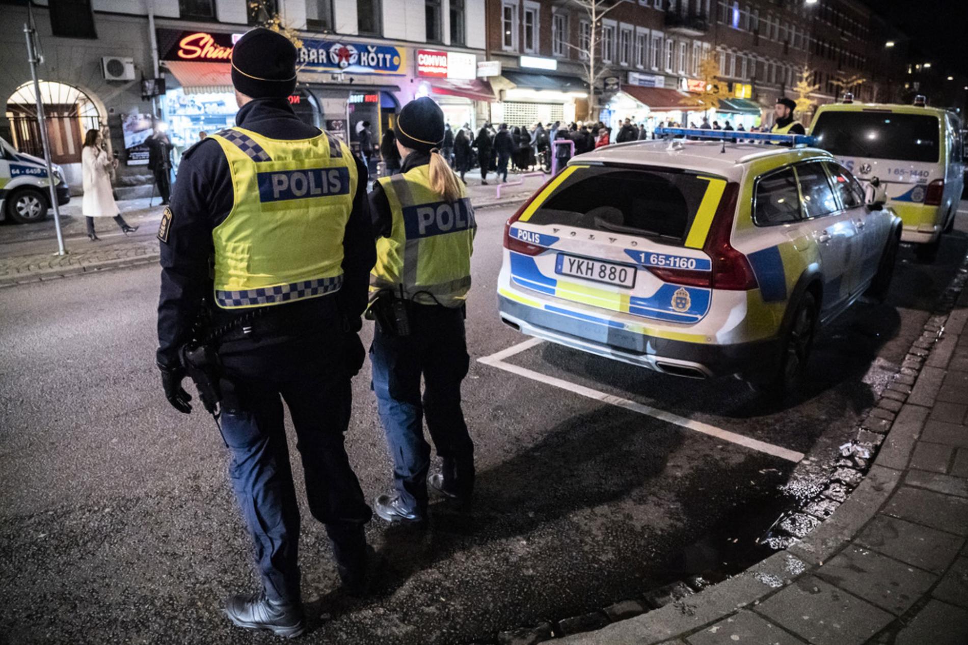 Poliser på mordplatsen vid Möllevångstorget i Malmö där en 15-årig pojke sköts ihjäl.