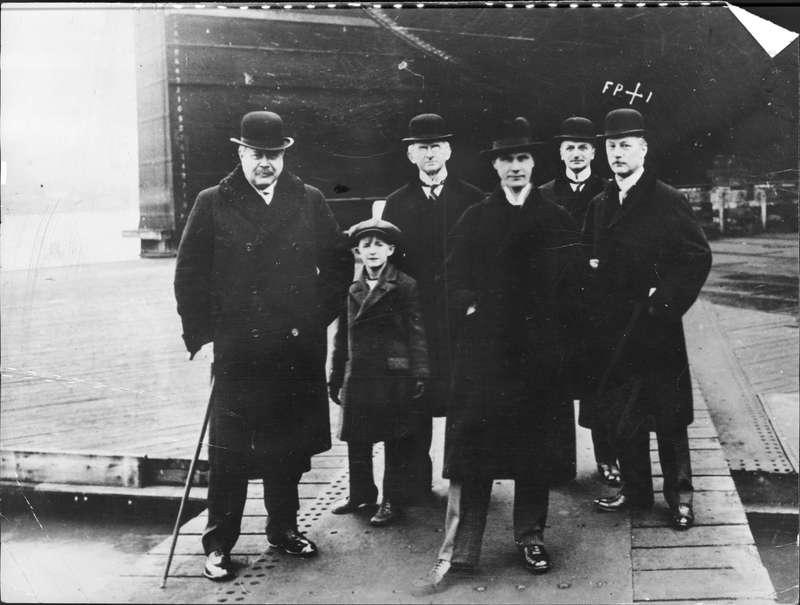 Skeppsredaren Dan Broström, fyra från höger, med affärskollegor och sonen Dan-Axel någon gång på 1920-talet.