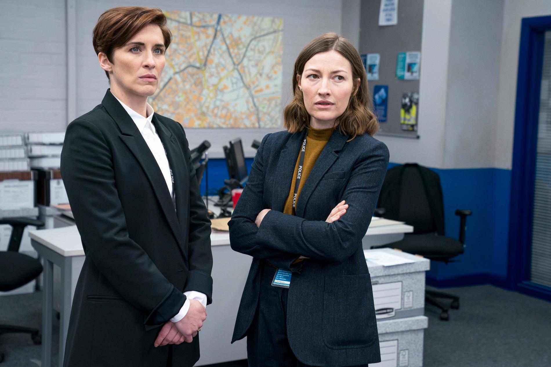 Polisen Kate Fleming (Vicky McClure) och hennes chef Joanne Davidson (Kelly Macdonald) i den sjätte säsongen av "Line of duty". Pressbild.