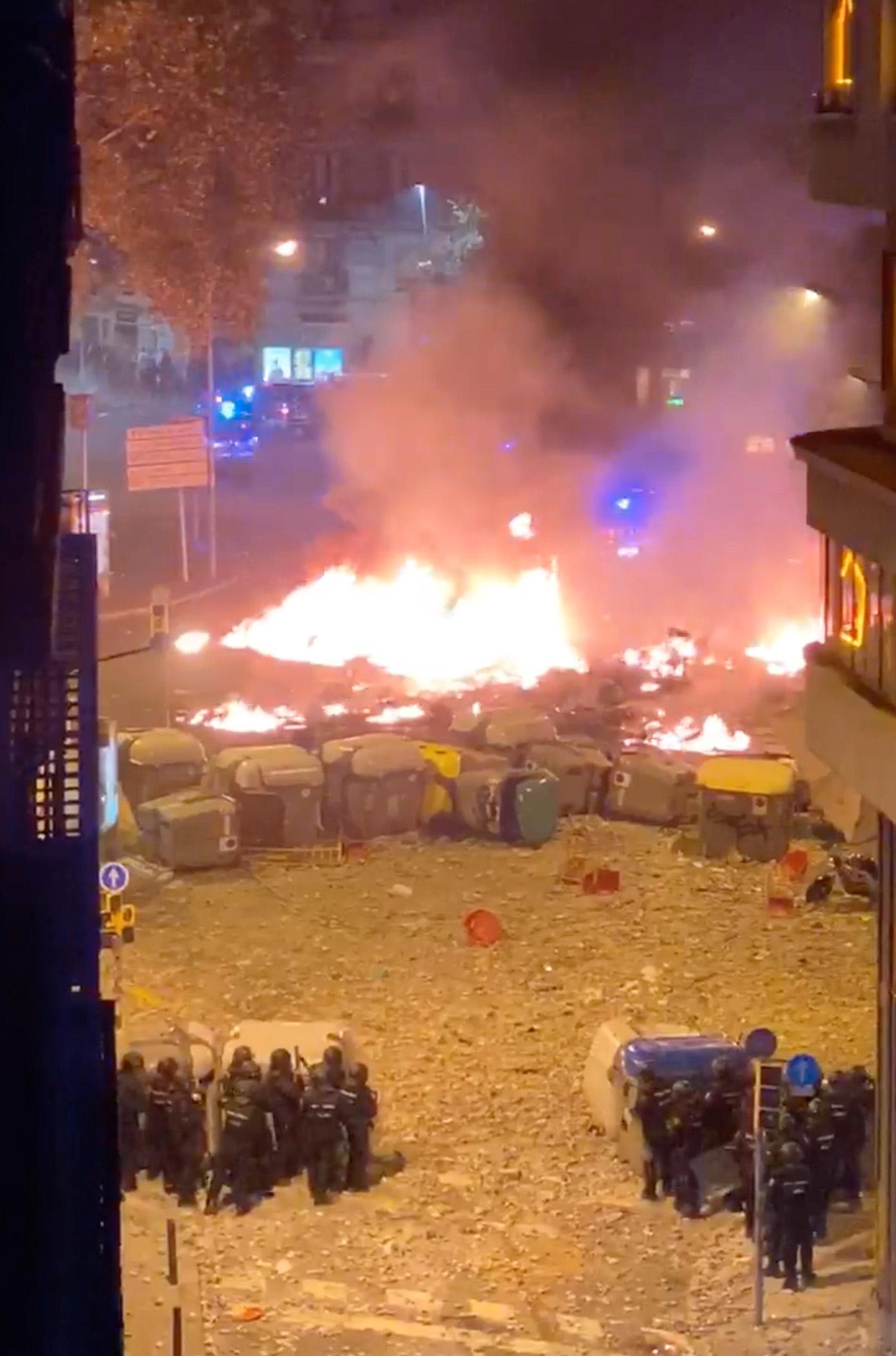 ”Demonstranterna bränner saker i soptunnor och stora containrar. De har bland annat tagit parasoller från uteserveringarna och slängt in i elden”, säger svenska My, 27.