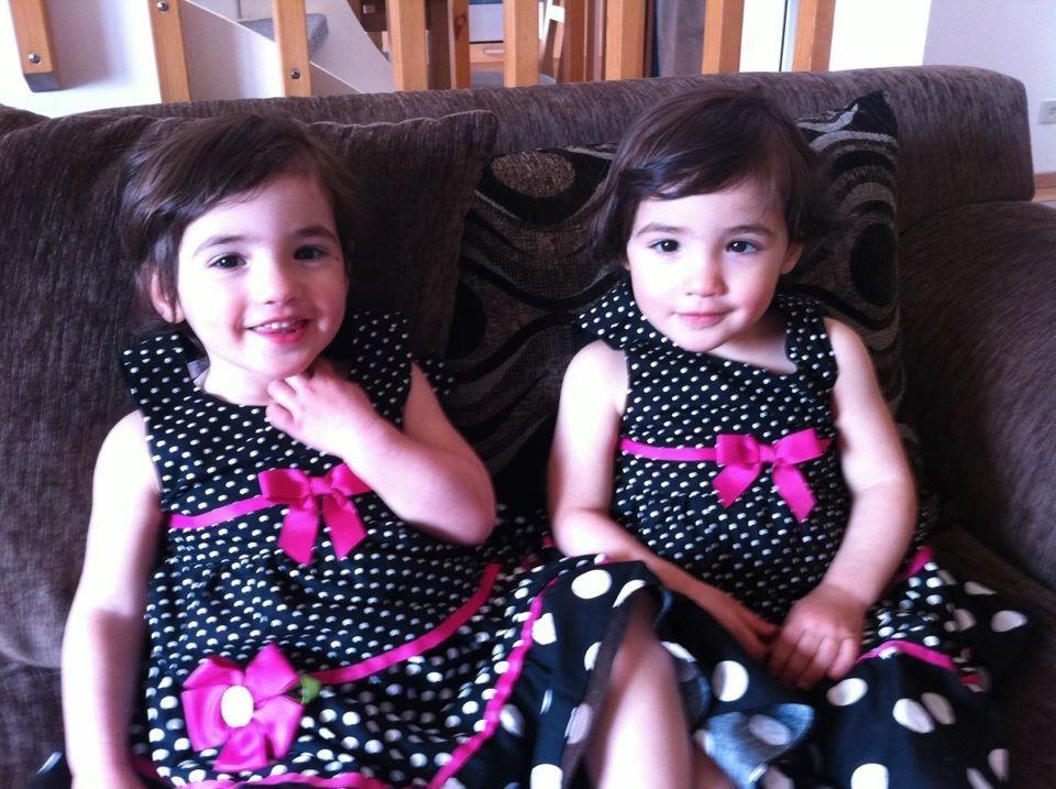 Mary och Marlene Tvillingarna på sin 2-års dag, båda ännu friska. Två månader senare insjuknade Marlene (t.h.) i leukemi - och sedan Mary i april 2015.