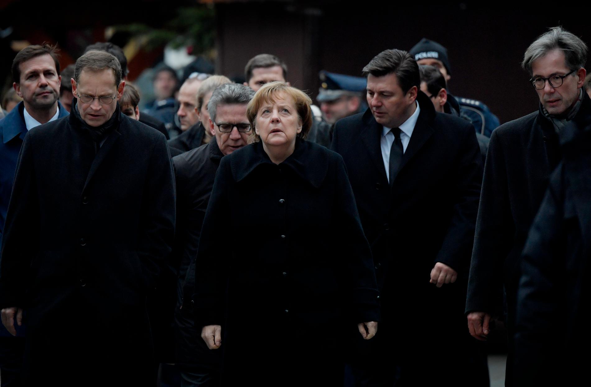 Angela Merkel sörjer de som dödades i lastbilsattacken i Berlin.