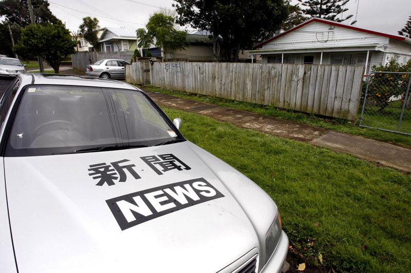Låg död i bagageutrymmet I Nai Zin Xues bil som stod parkerade utanför familjens hem i Auckland påträffades en avliden asiatisk kvinna. Bilen är registrerad på den engelskspråkiga tidning där Nai Zin Xue arbetade som redaktör.