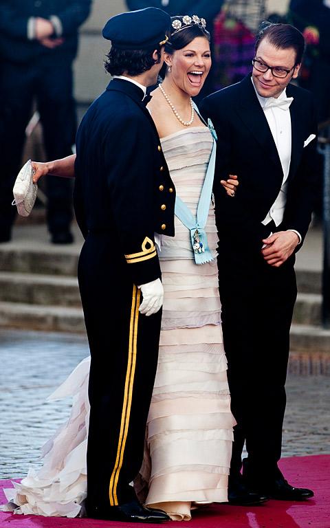 STRÅLANDE SESSA Kronprinsessan Victoria och Daniel Westling var åskådarna och fotografernas höjdpunkt. Victoria skrattade och skojade på röda mattan bredvid Daniel och prins Carl Philip.