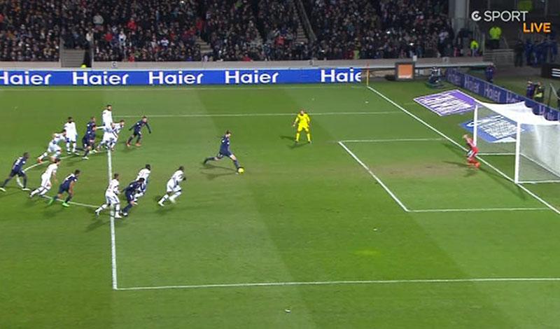 Zlatan missade straffen - men fick slå om den då hemmaspelare sprang för tidigt.
