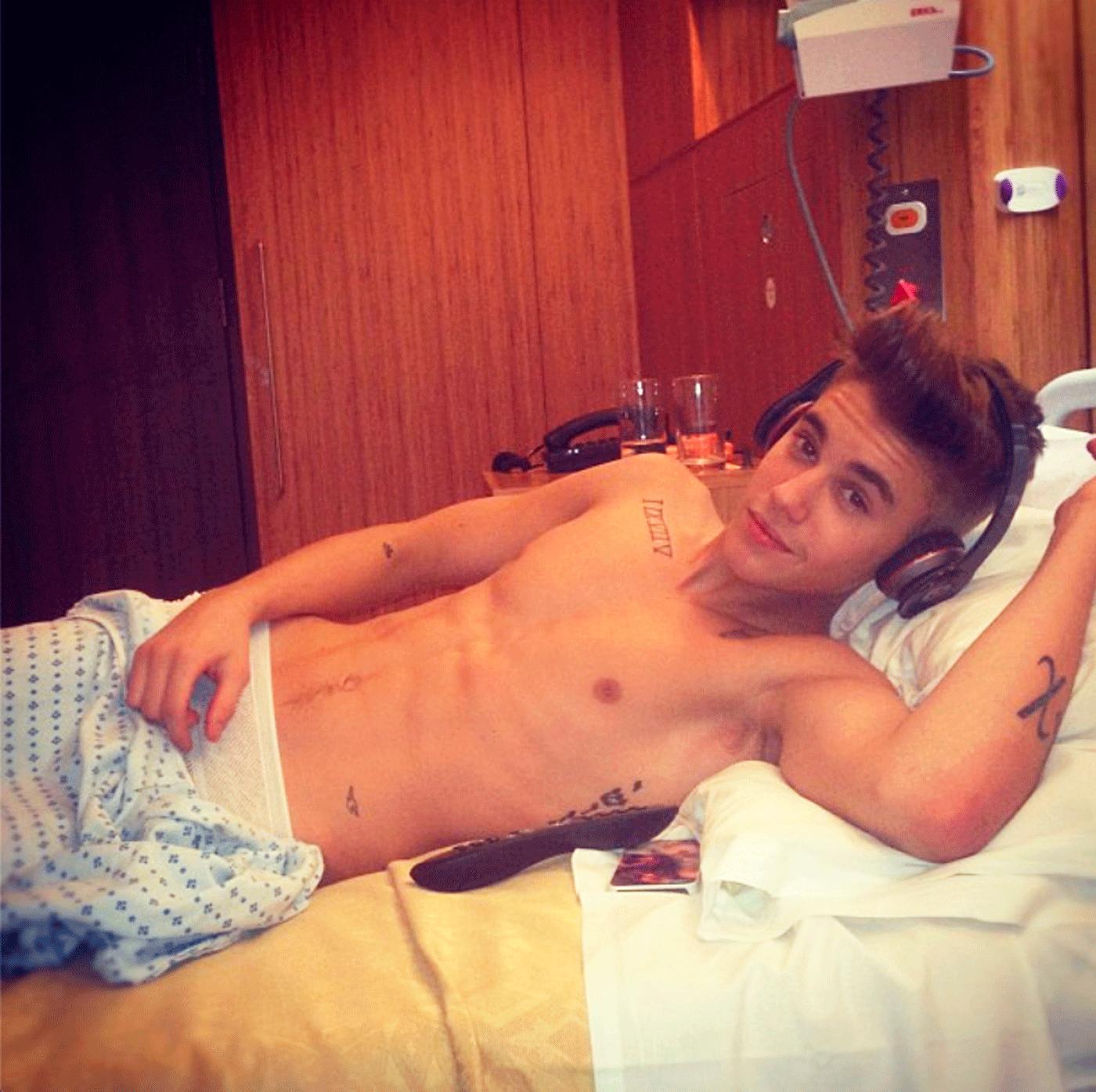 Bieber i sjukhussängen efter en konsertkollaps i London.