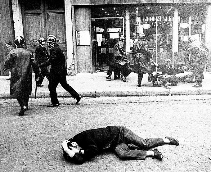 Kravallpolis går till attack mot demonstranter i Paris i maj 1968.