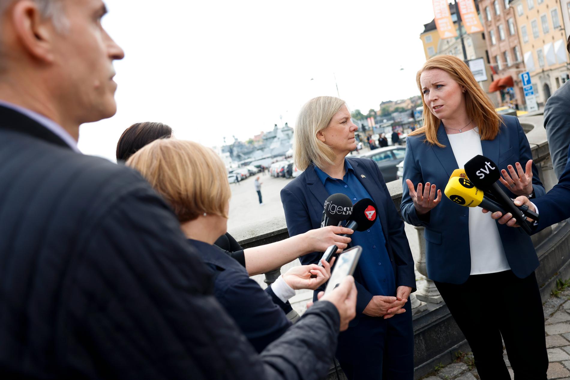 Statsminister Magdalena Andersson (S) och Centerns partiledare Annie Lööf håller gemensam pressträff i samband med lördagens besök på det amerikanska amfibiestridsfartyget USS Kearsarge i samband med Natoövningen.