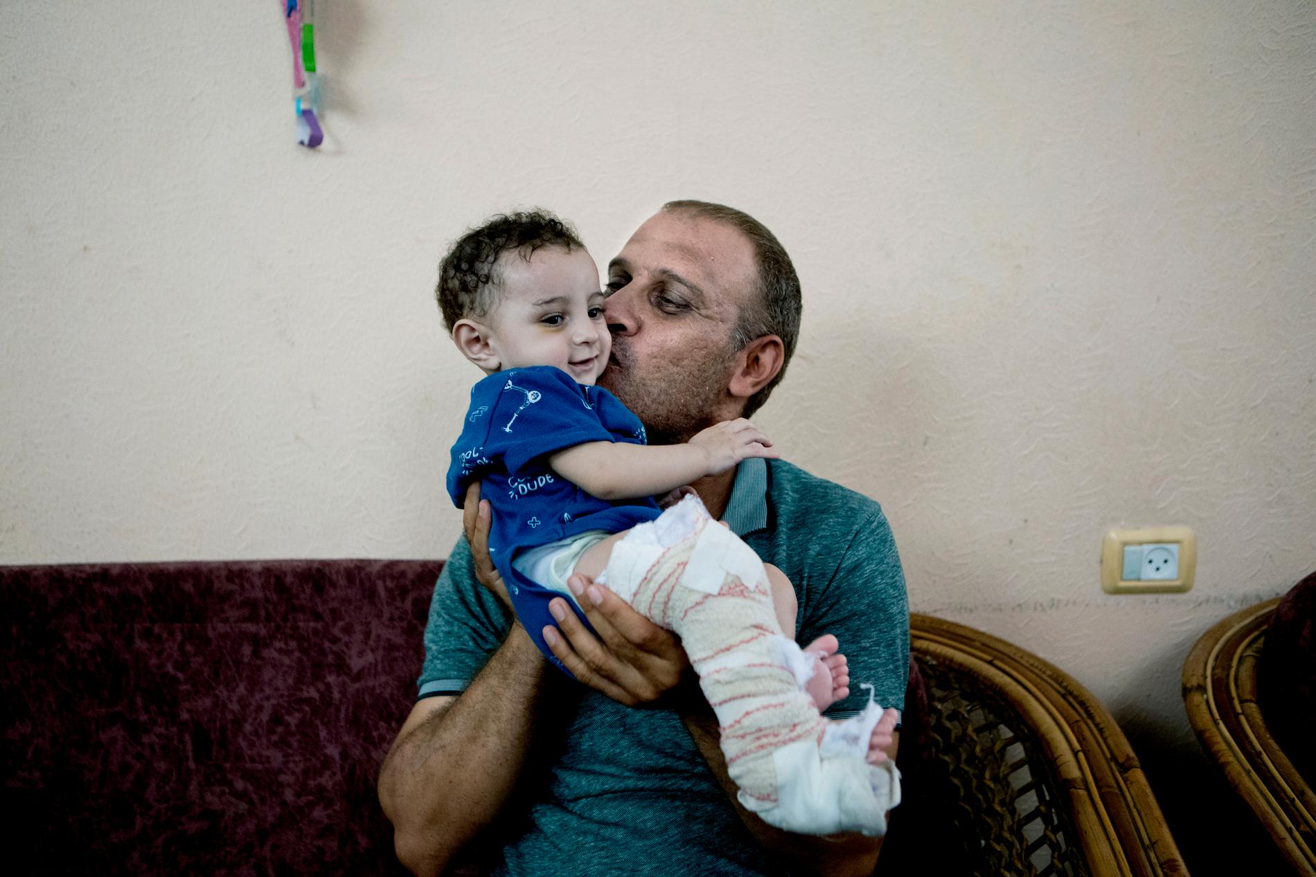 Då 6 månader gamla Omar var den enda från Muhammed al-Hadidis familj som räddades ur ruinerna.