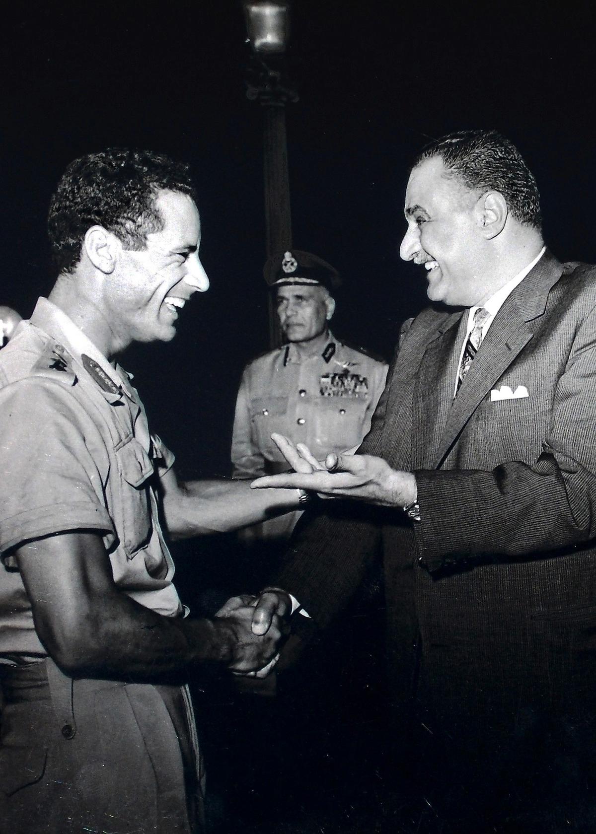 Har roligt tillsammans med Egyptens tidigare president Gamal Abdel Nasser.