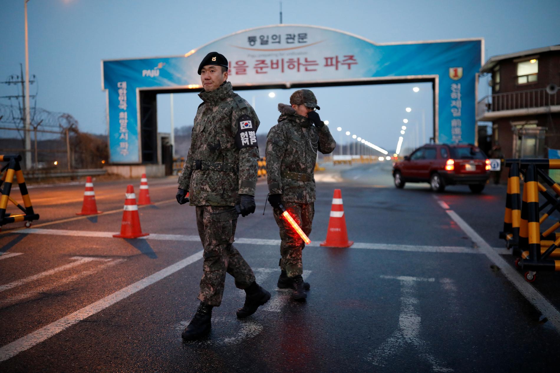 Sydkoreanska soldater på Grand Unification Bridge.