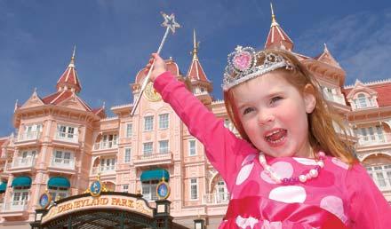 Sagoprinsessa Emilia, 4, från Åkersberga roar sig kungligt på Disneyland Paris. När nöjesfältet i år fyller 15 vankas det extra mycket festligheter.