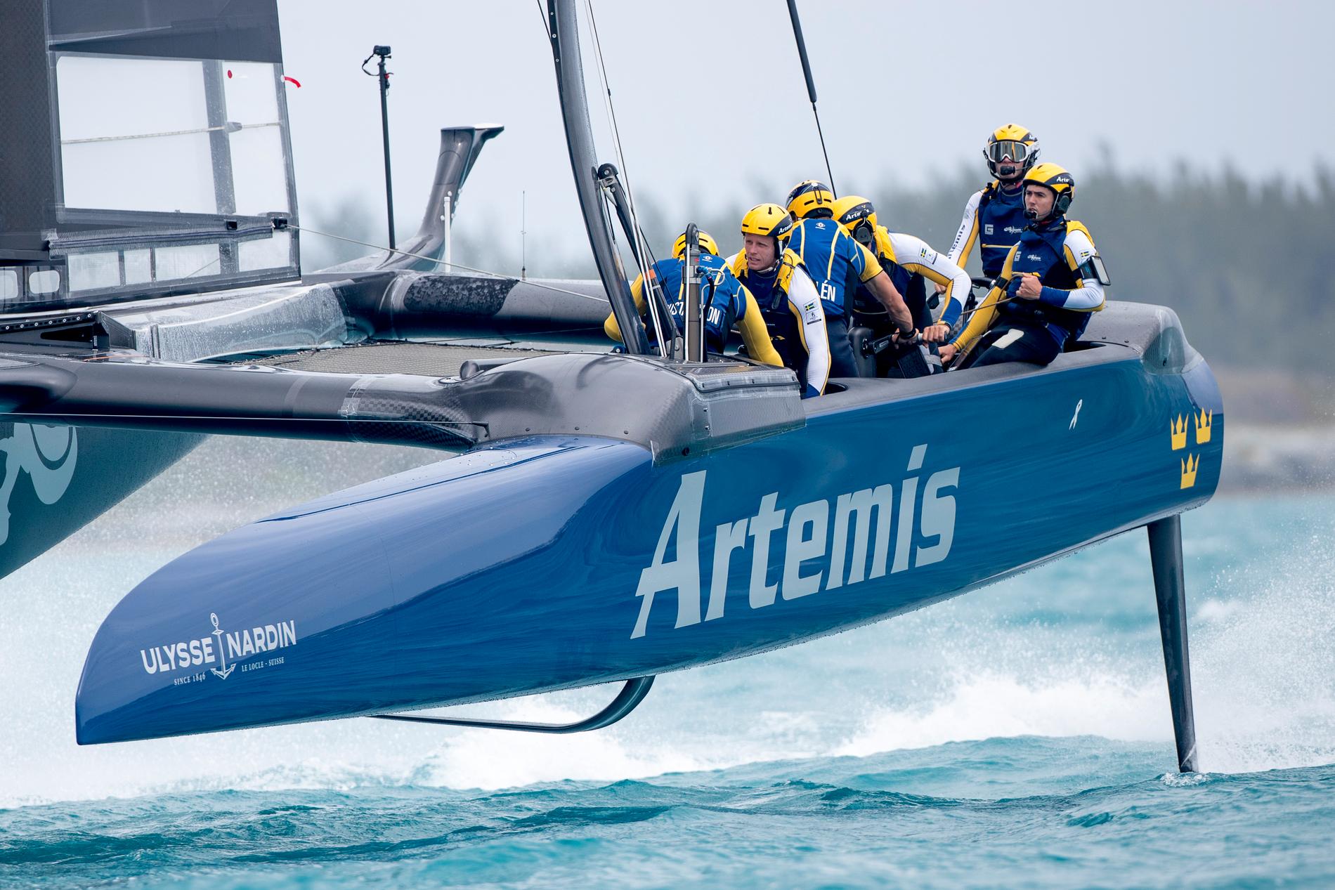 GULD I SEGLET. Artemis siktar på att ta hem ”The Cup” med Turbobåten i farter runt 40–50 knop.  