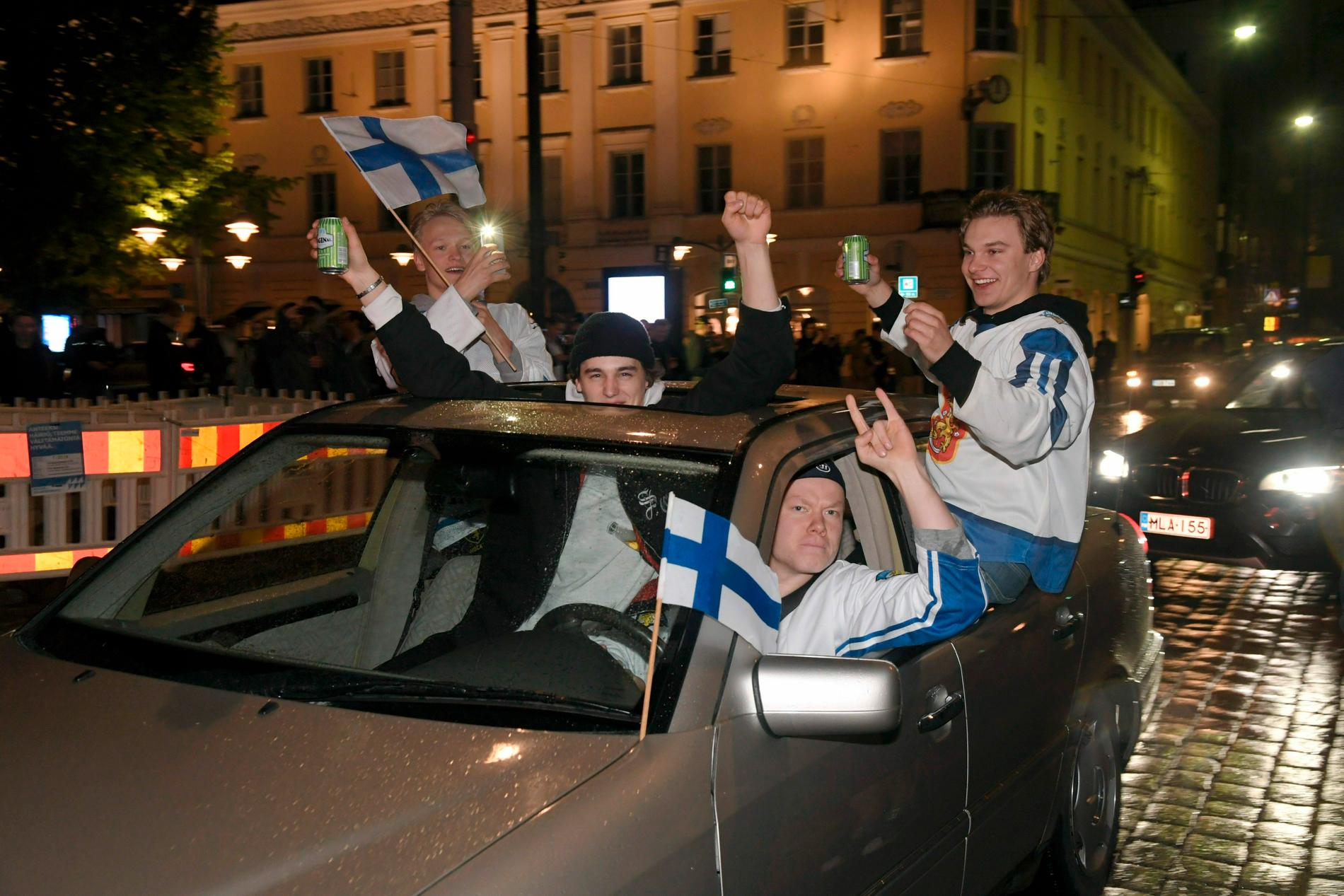 Finska fans firar guldet i centrala Helsingfors.