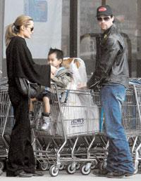 Brad och Angelina med sonen Maddox.