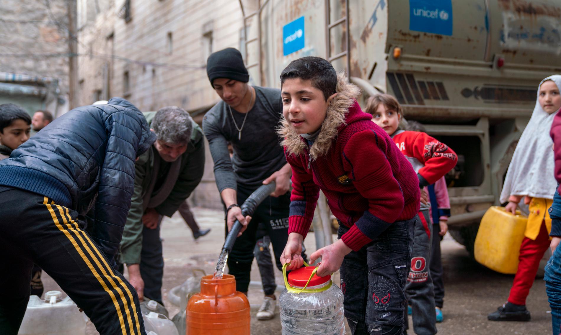 En viktig del i UNICEF:s arbete är att förse människor med rent vatten, som här i den hårt drabbade stadsdelen Almyassar i Aleppo. 