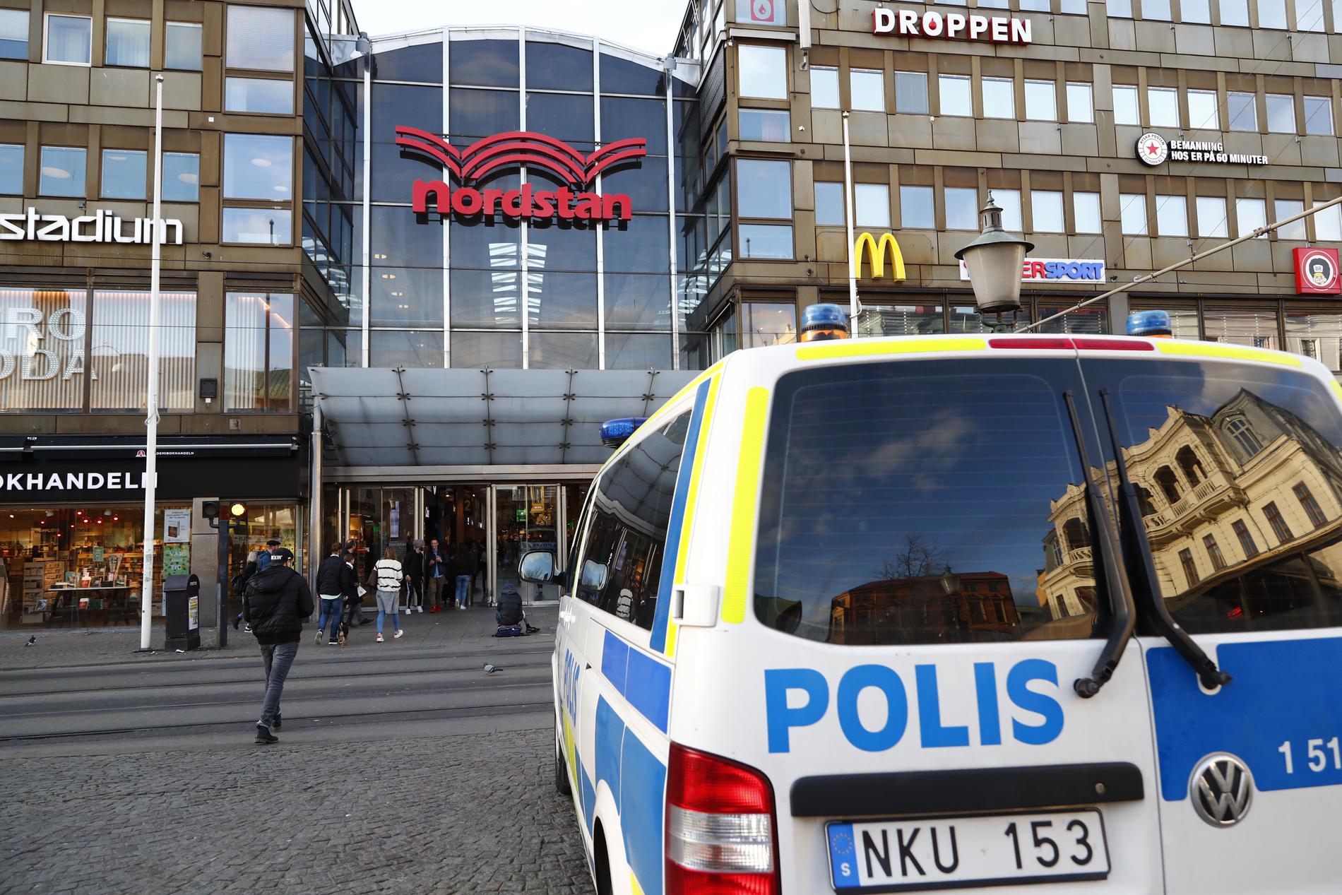 En man åtalas, misstänkt för bland annat mord, efter en knivattack nära Nordstan i centrala Göteborg i höstas. Arkivbild.