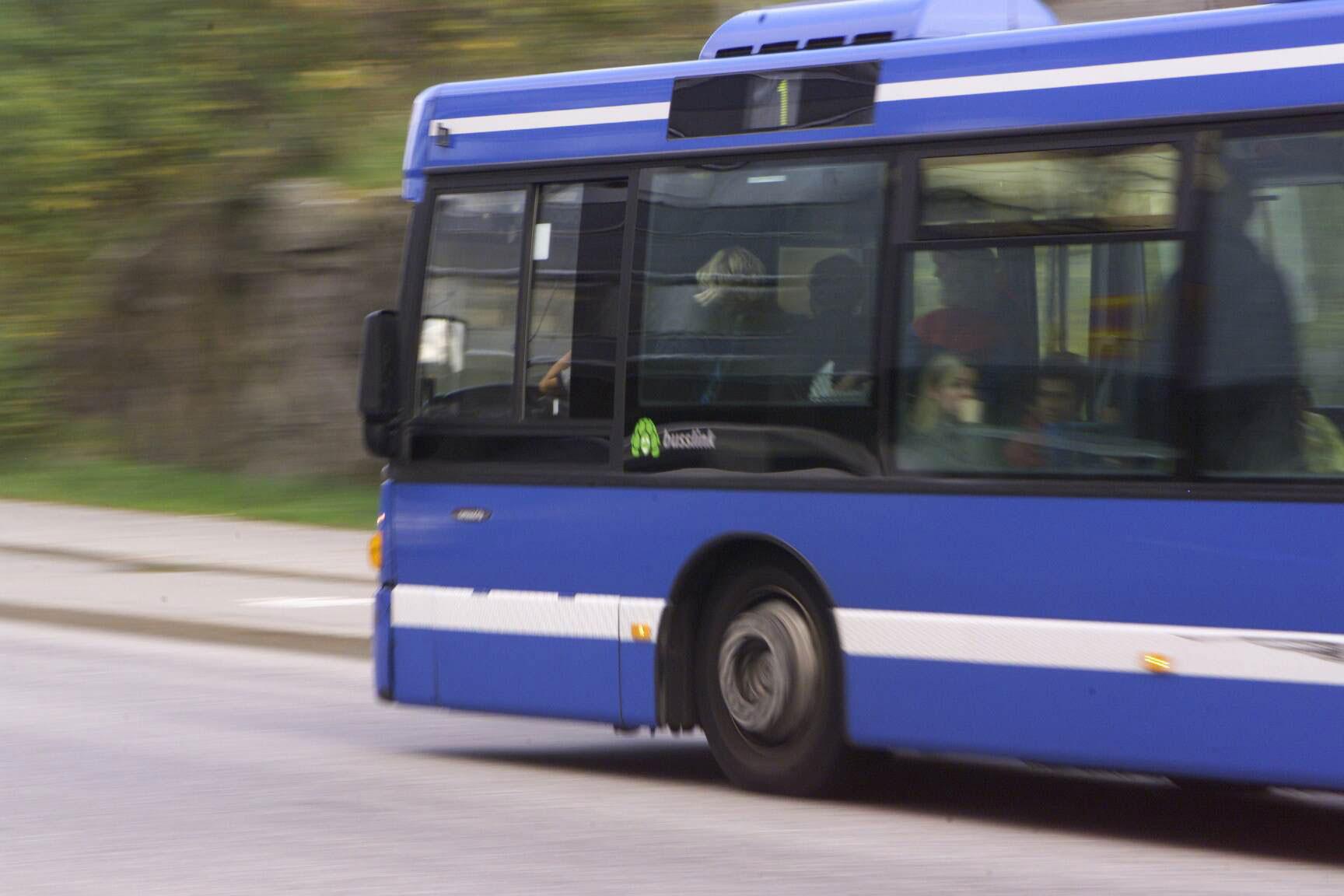 Ny forskning visar att risken är större att skada sig när du åker buss än bil i stadstrafiken.