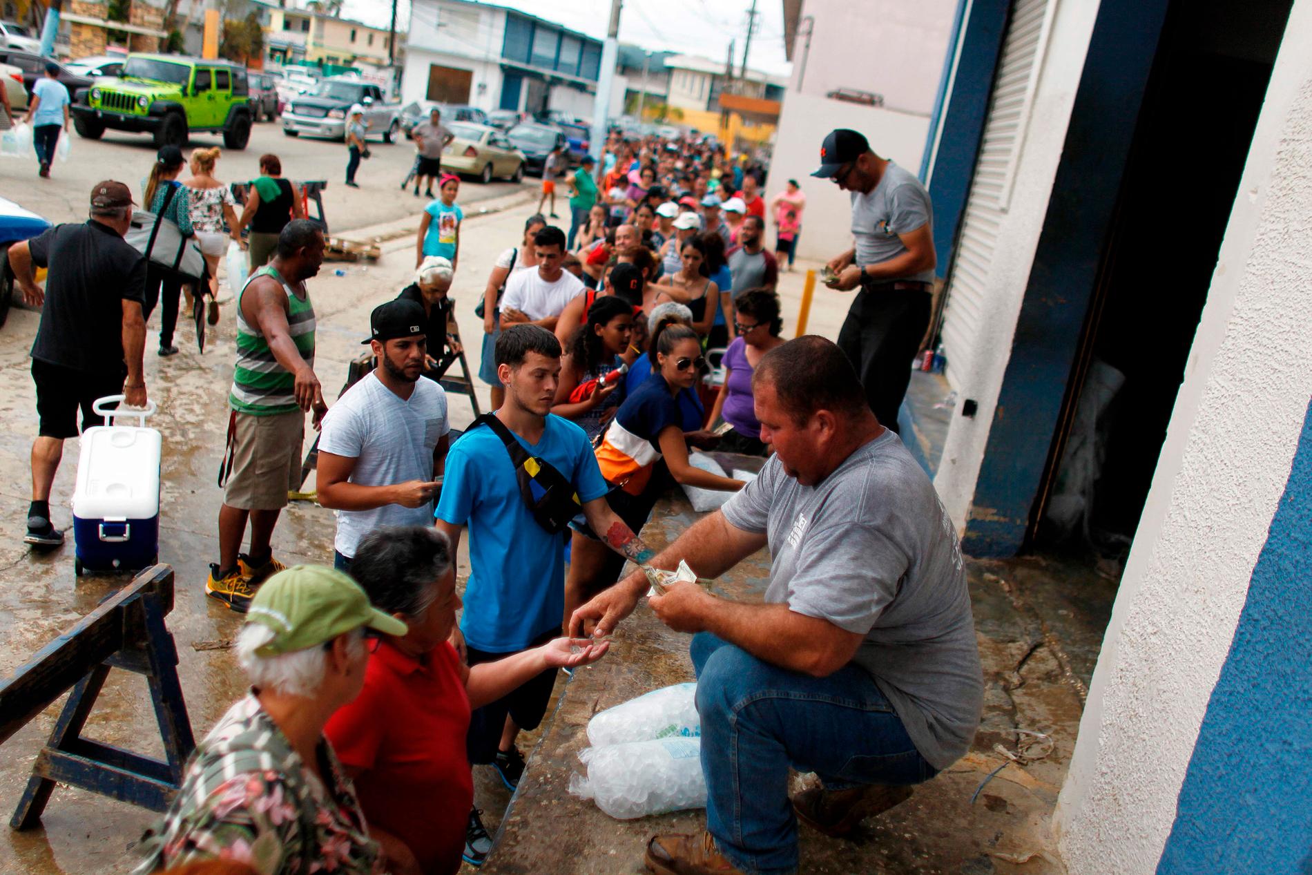 Långa köer för att köpa is efter orkanen Maria i Arecibo, Puerto Rico.