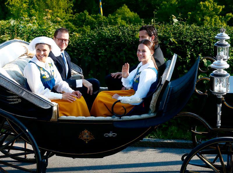 Heja Sverige!Nationaldagen firades som vanligt på Skansen, men den här gången fick Daniel och Victoria sällskap av Carl Philip och Sofia i vagnen.