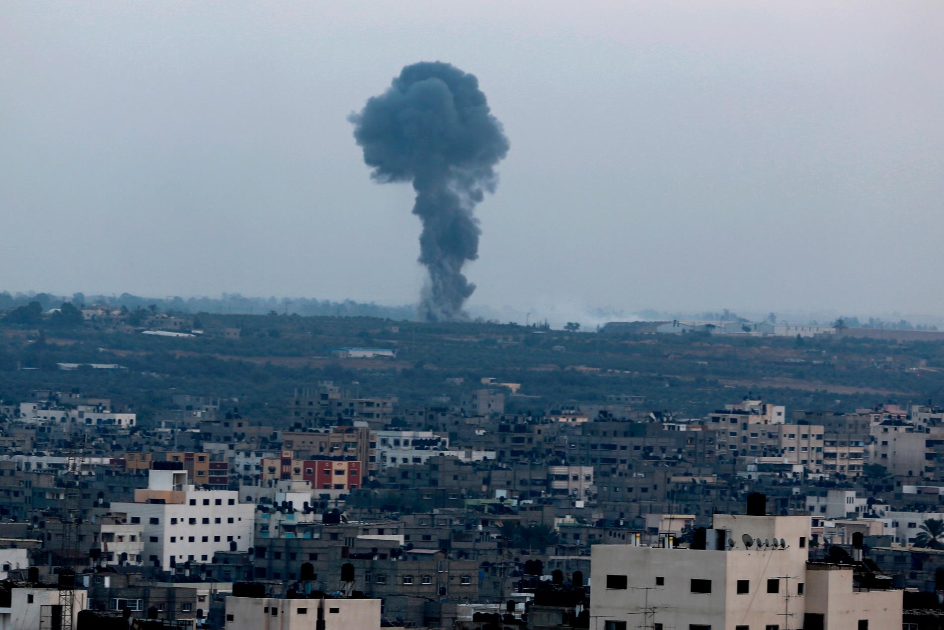 Rök stiger mot himlen efter en tidigare flygräd mot Gaza. Bilden är från ett annat tillfälle. Arkivbild.