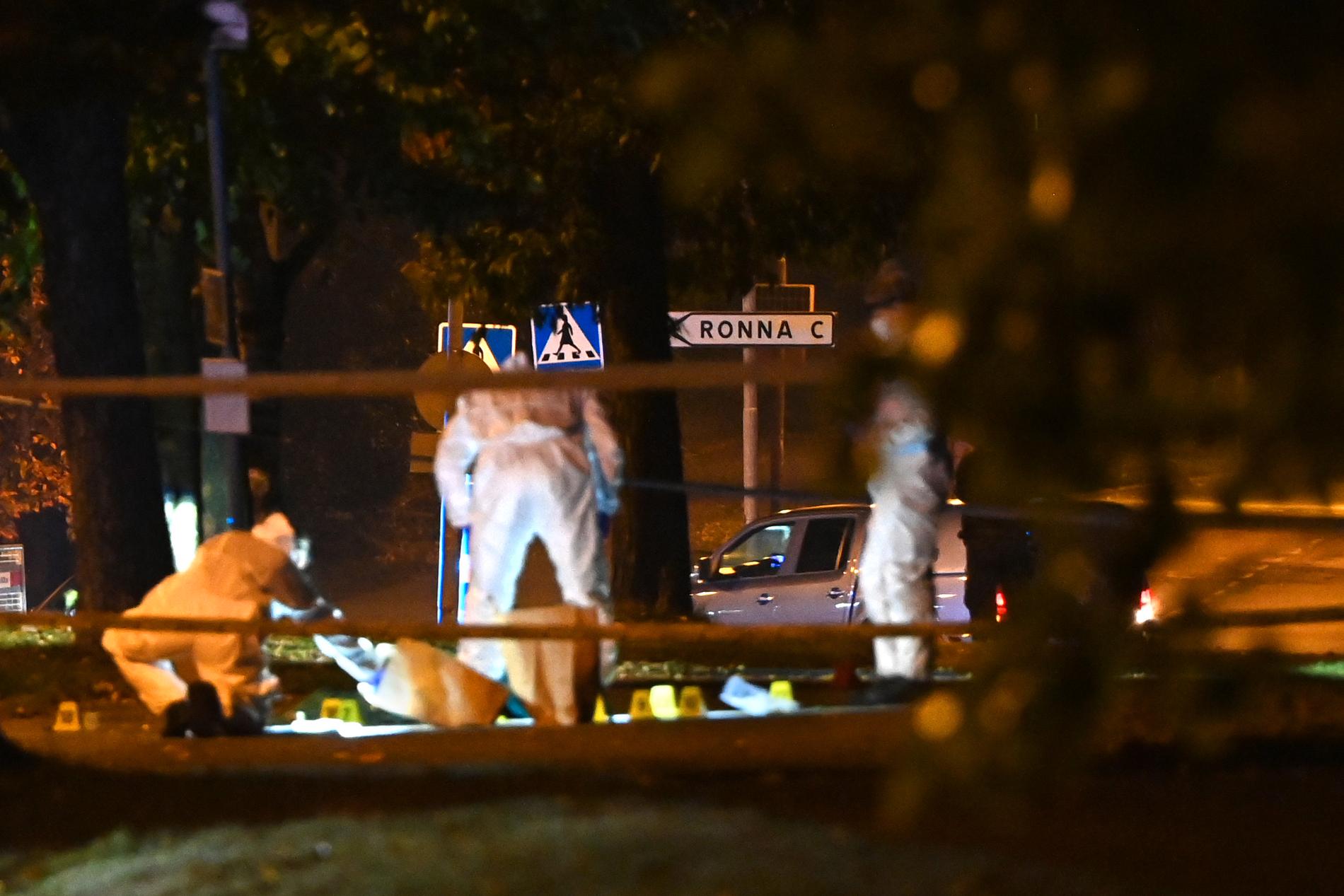 Polisens tekniker jobbar på platsen efter ett av morden i Södertälje. 