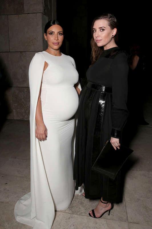 2015 visade Lykke Li upp gravidmagen tillsammans med Kim Kardashian. 
