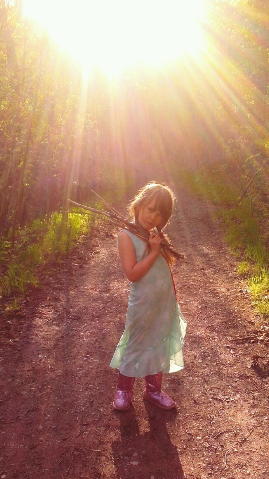 Min dotter Isabelle, 7, i skogen.