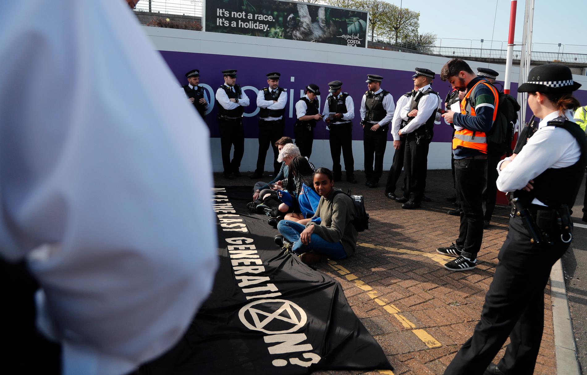 Polis omringar demonstranter nära flygplatsen Heathrow i London.