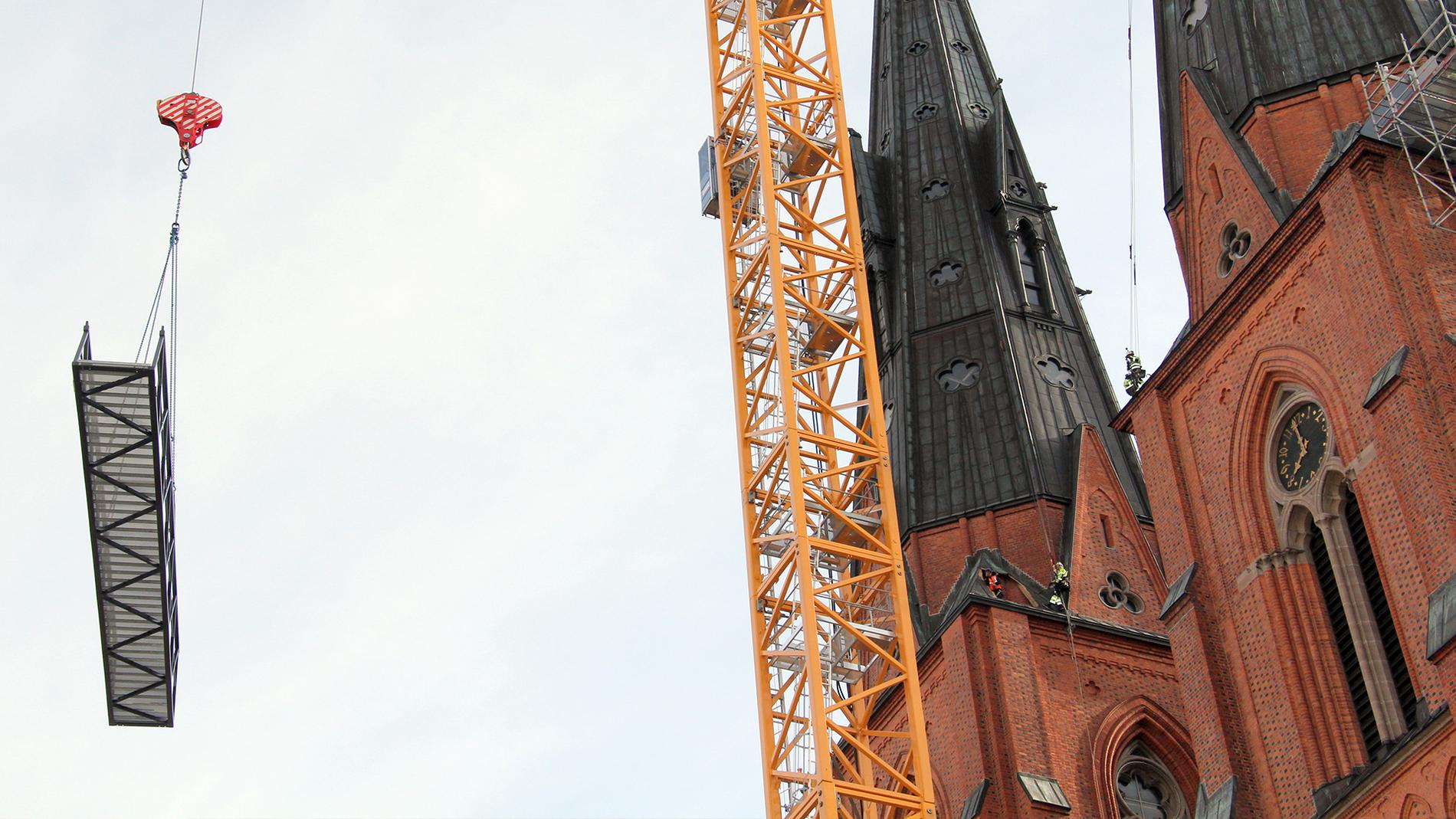 Domkyrkan är ett populärt besöksmål i Uppsala. Just nu genomgår tornen en omfattande renovering.