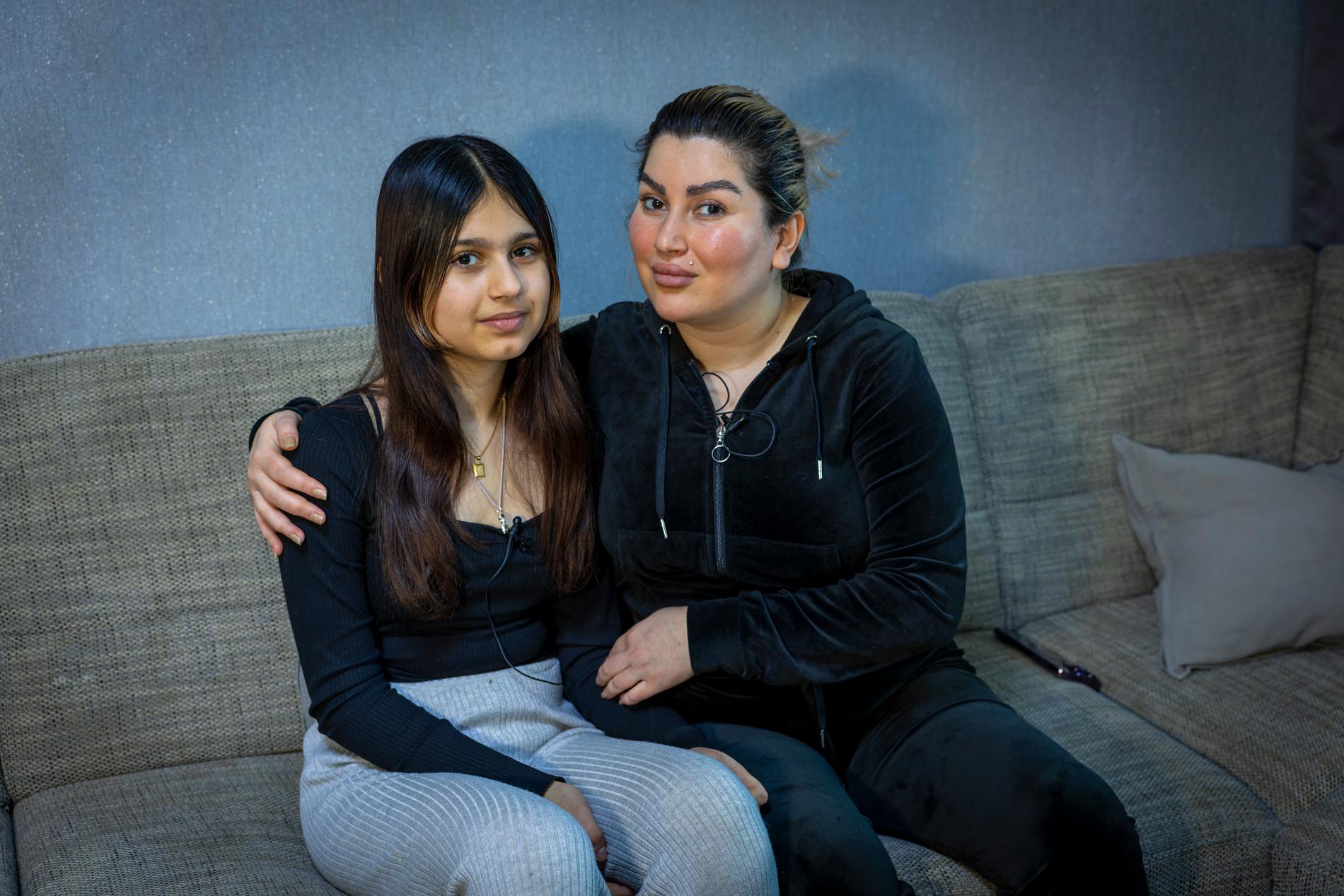 10-åriga Tracy attackerades av två kamphundar hemma på innergården i Holma, Malmö. Här med mamma Parisa, 35.