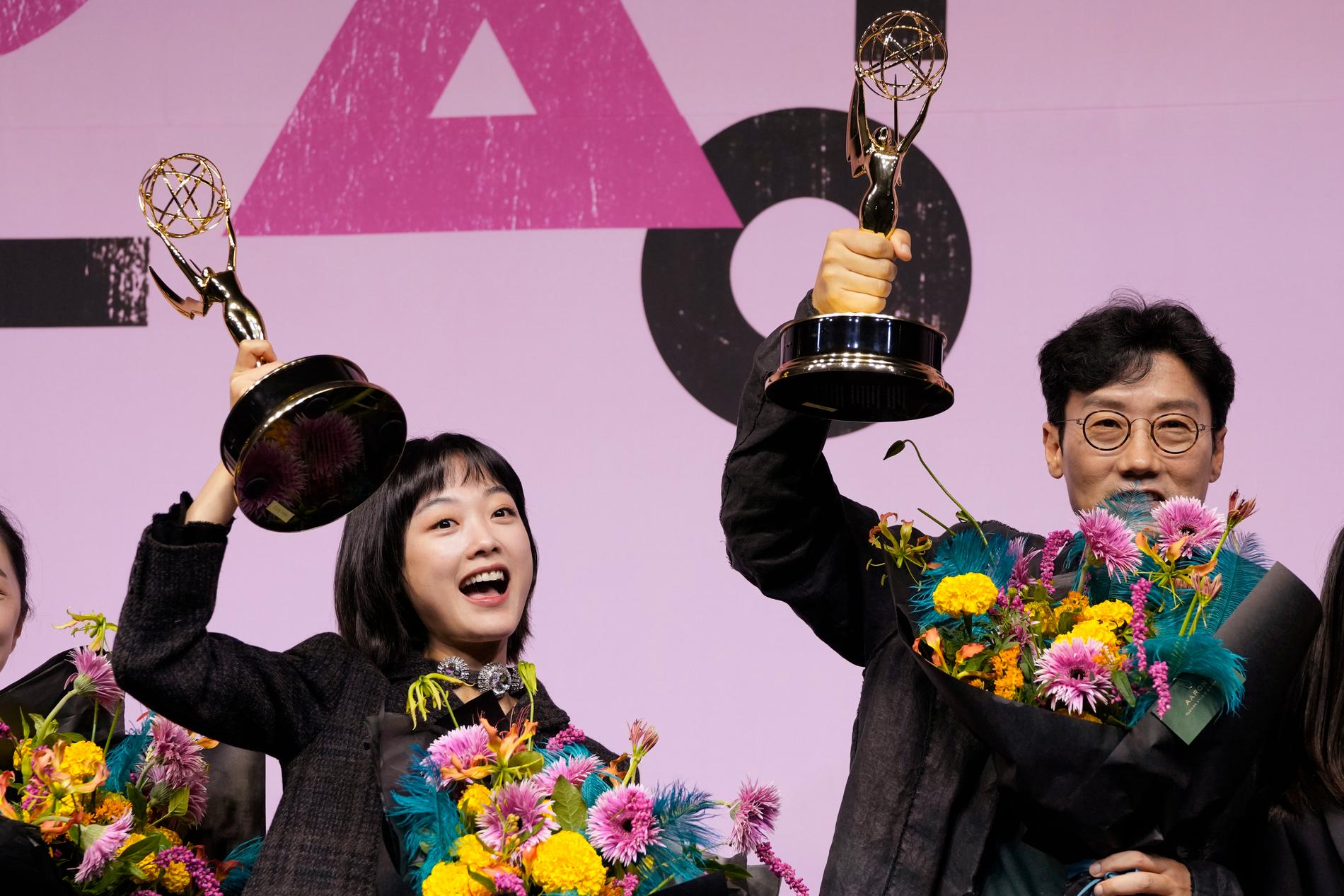 Regissören Hwang Dong-hyuk (till höger) och skådespelaren Lee Yoo-Mi fick i fjol ta emot Emmy-statyetter för "Squid game". Arkivbild.
