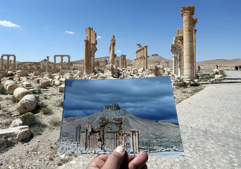 Ett skelett kvar  Inte mycket är kvar av den ståtliga triumfbågen när AFP:s fotograf Joseph Eid jämför de fotografier han tog i Palmyra för två år sedan.