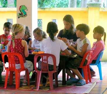 Hälften av barnen i skolan kommer från Koh Samui och hälften är barn till västerländska föräldrar.